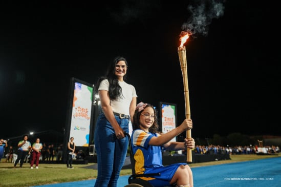 Aluna cadeirante, Maysa Victória e sua cuidadora Letícia Azevedo. (Foto: Giovani Oliveira/SEMUC)