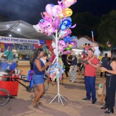 A vendedora Antonieta Sifonte, que comercializa milho, brinquedos e balões (Foto: Fernando Oliveira)