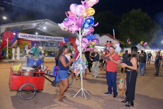 A vendedora Antonieta Sifonte, que comercializa milho, brinquedos e balões (Foto: Fernando Oliveira)