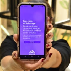 O aplicativo registra a localização da usuária e direciona a equipe ao ponto indicado. (Foto: Nilzete Franco/FolhaBV).