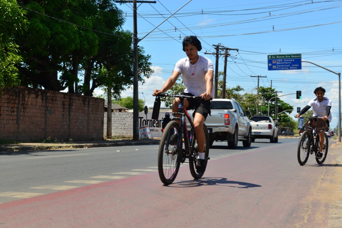 Ciclista passando pela ciclofaixa na Avenida Princesa Isabel. (Foto: Nilzete Franco/FolhaBV). Ciclista passando pela ciclofaixa na Avenida Princesa Isabel. (Foto: Nilzete Franco/FolhaBV).