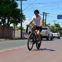 Ciclista passando pela ciclofaixa na Avenida Princesa Isabel. (Foto: Nilzete Franco/FolhaBV).