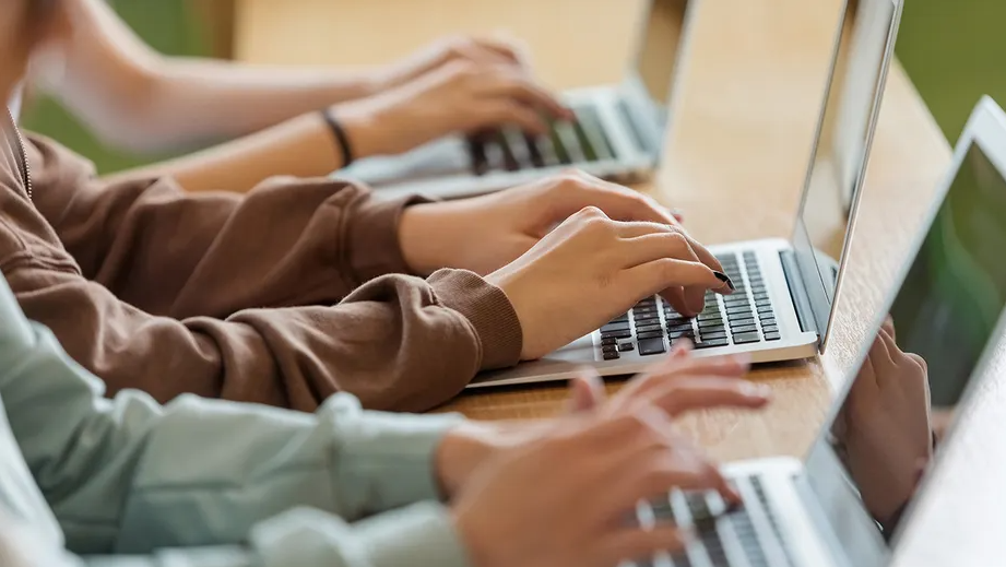 Uso de inteligência artificial por alunos é alta no Brasil (Foto: Reprodução)