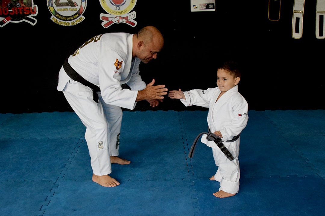 Anthony Prestes ao lado do avô Alex Prestes. (Foto: Wenderson Cabral/FolhaBV)