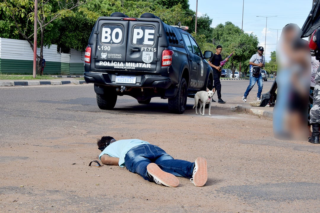 Homicídio ocorreu na Avenida General Sampaio, no bairro 13 de Setembro (Foto: Wenderson Cabral/FolhaBV)
Homicídio ocorreu na Avenida General Sampaio, no bairro 13 de Setembro (Foto: Wenderson Cabral/FolhaBV)