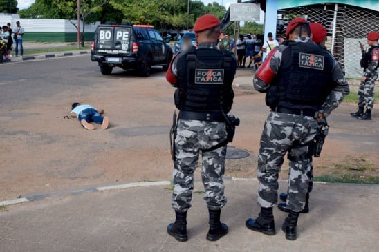 Homicídio ocorreu na Avenida General Sampaio, no bairro 13 de Setembro (Foto: Wenderson Cabral/FolhaBV) 