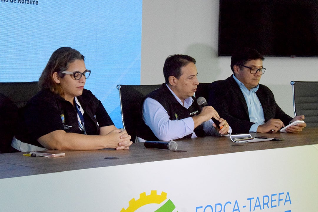 Entrevista coletiva no Crea: a gerente de fiscalização Kátia Lorena, o presidente Neovânio Lima e o primeiro-vice-presidente Marcos Wanderley (Foto: Wenderson Cabral/FolhaBV)