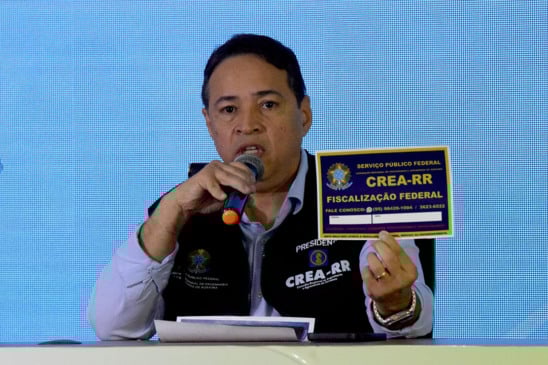 O presidente do Crea-RR, Neovânio Lima, exibe o selo azul antigo, descontinuado (Foto: Wenderson Cabral/FolhaBV)