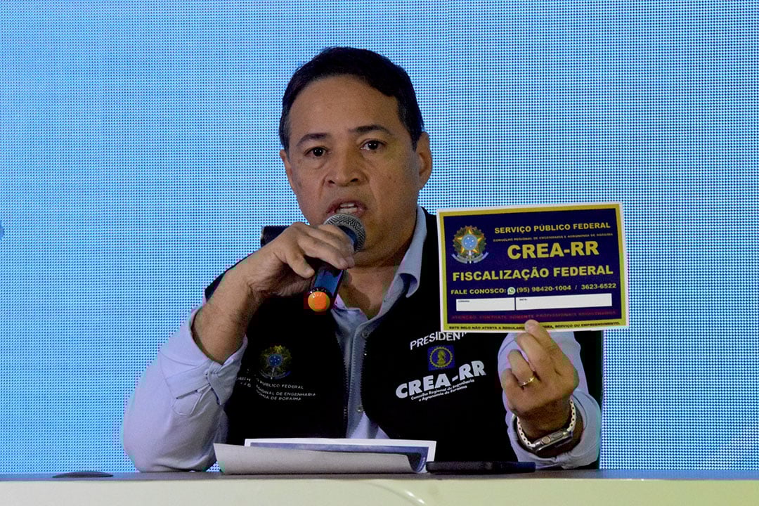 O presidente do Crea-RR, Neovânio Lima, exibe o selo azul antigo, descontinuado (Foto: Wenderson Cabral/FolhaBV) O presidente do Crea-RR, Neovânio Lima, exibe o selo azul antigo, descontinuado (Foto: Wenderson Cabral/FolhaBV)