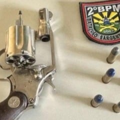 Com a dupla, os militares encontraram um revólver calibre .38 com cinco munições. Foto: divulgação