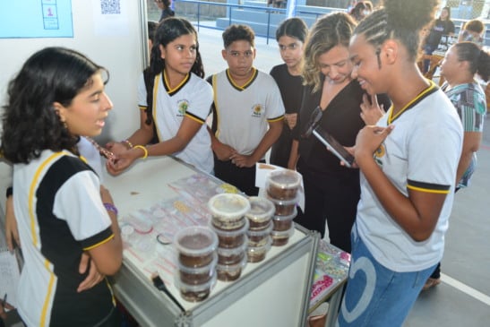 Alunos exibem livro, podcast e produtos criados em sala durante Feira de Educação Fiscal e Empreendedorismo
