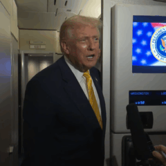 O presidente estadunidense Donald Trump a bordo do Air Force One