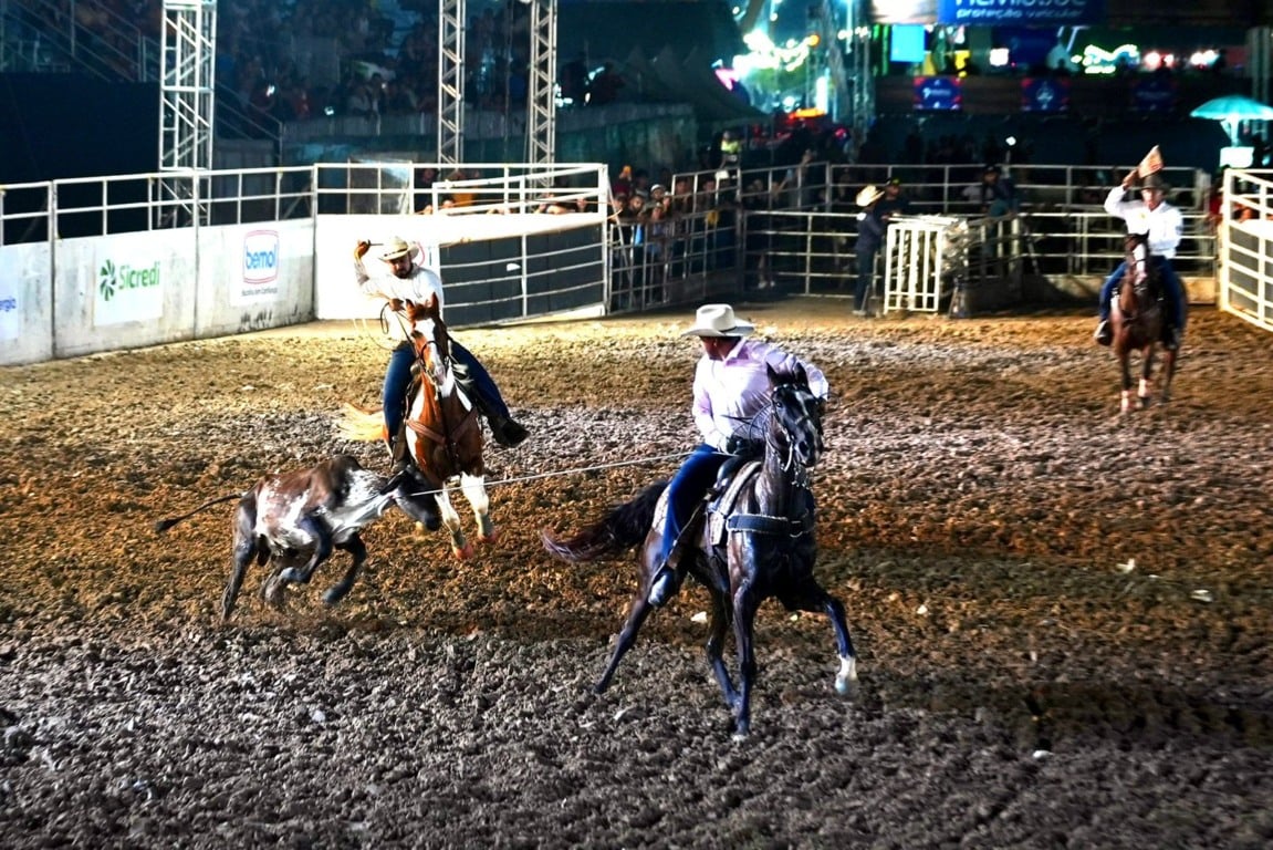 Finais das provas de tres tambores e paratambor, laço em dupla e rodeio.