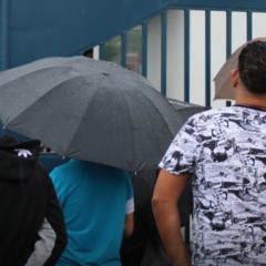 Venezuelanos se reúnem em frente ao prédio da Imigração na Rua Henry, em Porto de Espanha, aguardando a atualização de suas permissões de trabalho em maio de 2023 (Foto: Grevic Alvarado/Trinidad & Tobago Newsday)