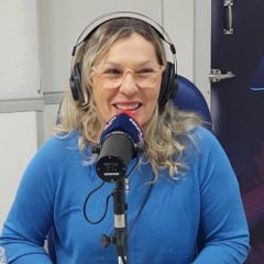 A presidente da Codesaima, Maria Dantas, durante o programa Agenda da Semana, da Folha FM – 30.11.2025 (Foto: Folha FM)