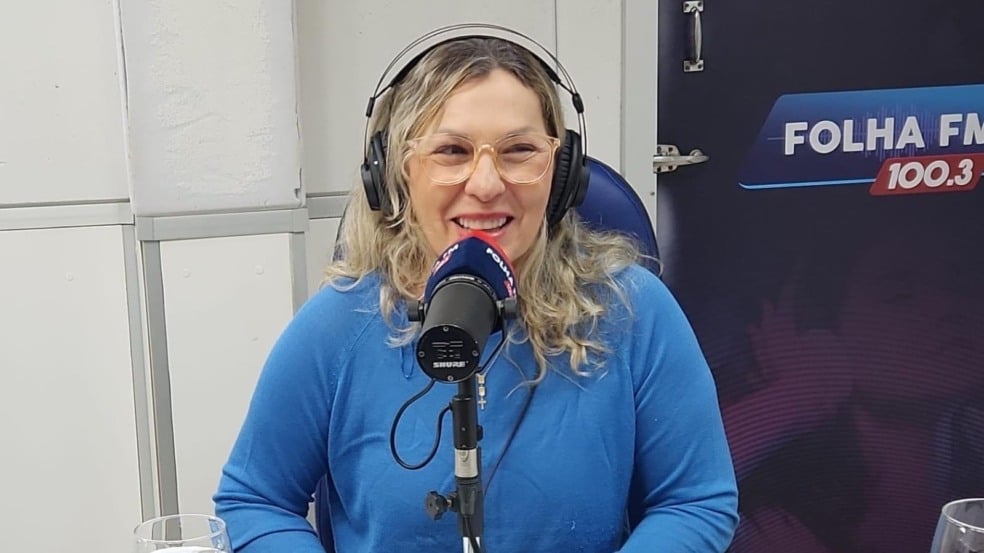 A presidente da Codesaima, Maria Dantas, durante o programa Agenda da Semana, da Folha FM – 30.11.2025 (Foto: Folha FM)