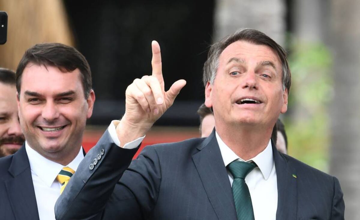 Flávio Bolsonaro defende pai em live e critica Moraes “Completamente inconstitucional” Flávio Bolsonaro defende pai em live e critica Moraes “Completamente inconstitucional”