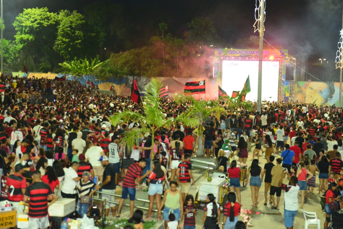 Torcedores assistem final da Libertadores nos telões de Boa Vista Torcedores assistem final da Libertadores nos telões de Boa Vista