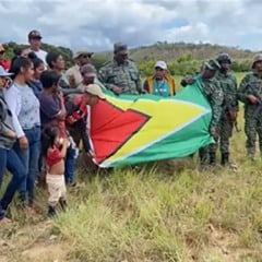 Oficiais do Exército da Guiana e moradores da aldeia Kanapang (Foto: Divulgação)