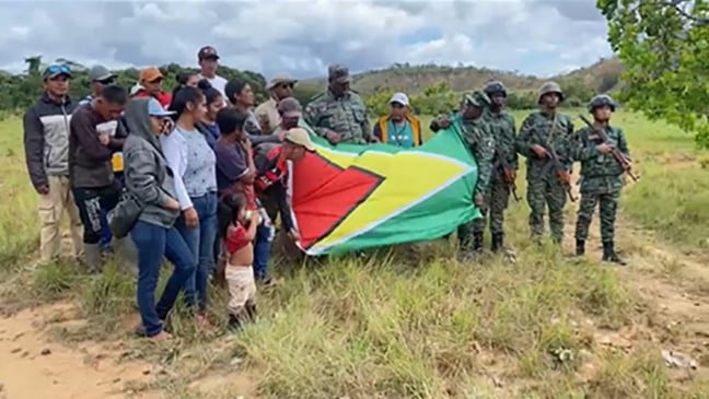 Oficiais do Exército da Guiana e moradores da aldeia Kanapang (Foto: Divulgação)
