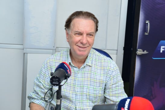 Ator Renato Prieto em entrevista à Radio FolhaFM 100.3. (Foto: Nilzete Franco)