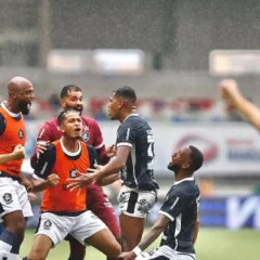 Jogadores do Remo comemorando o gol que abriu o caminho para o acesso. (Foto: Thiago Gomes / O Liberal)