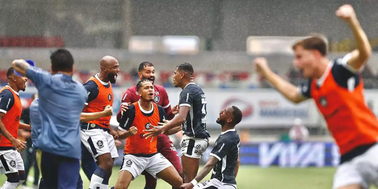 Jogadores do Remo comemorando o gol que abriu o caminho para o acesso. (Foto: Thiago Gomes / O Liberal)