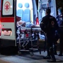 Uma das vítimas sendo socorrida pelo o Samu. (Foto: Reprodução).