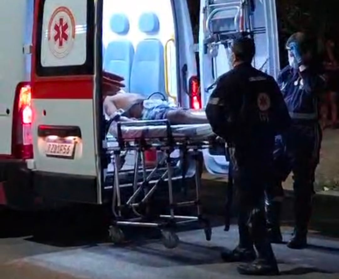 Uma das vítimas sendo socorrida pelo o Samu. (Foto: Reprodução). Uma das vítimas sendo socorrida pelo o Samu. (Foto: Reprodução).