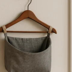 Veja como fazer uma cestinha organizadora com 1 cabide velho e pano