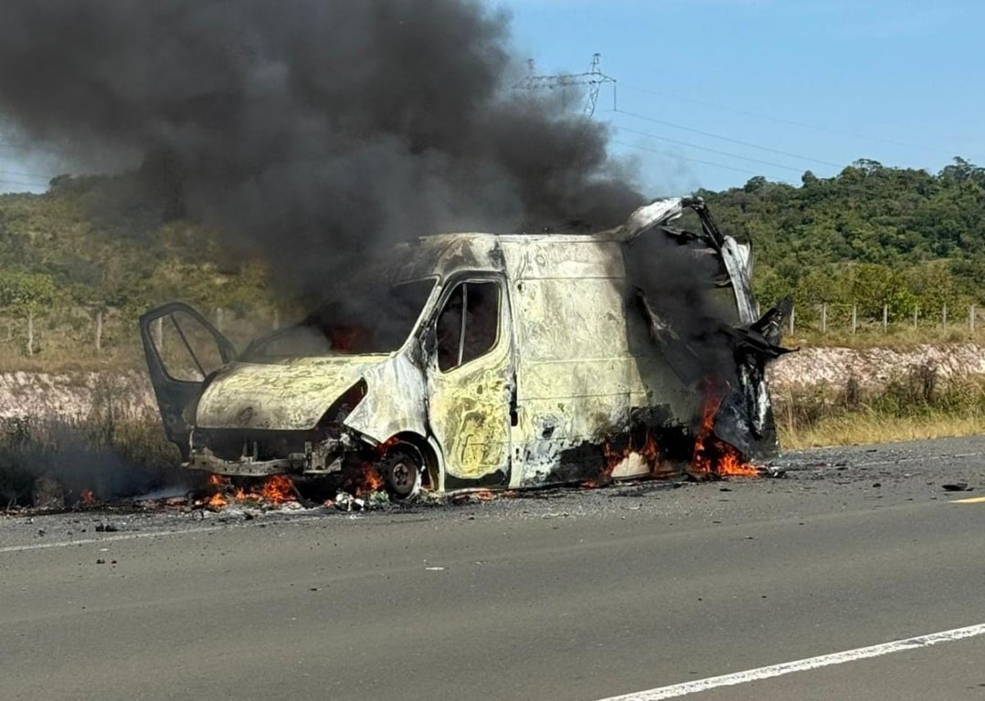 Ambulância incendiada (Foto: Divulgação) Ambulância incendiada (Foto: Divulgação)