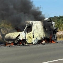 Ambulância incendiada (Foto: Divulgação) 