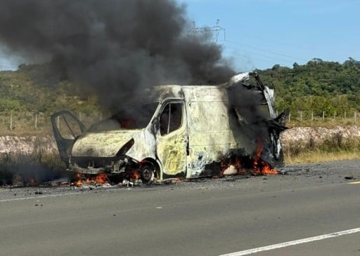 Ambulância incendiada (Foto: Divulgação) 