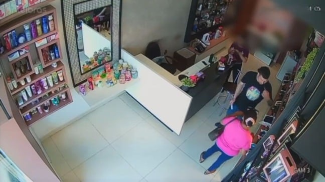Imagens mostram casal durante furto em loja no bairro Asa Branca. (Foto: Divulgação)