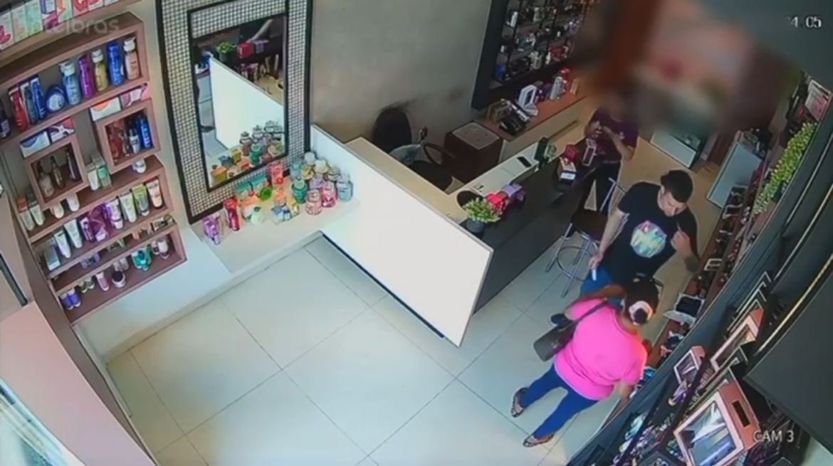 Imagens mostram casal durante furto em loja no bairro Asa Branca. (Foto: Divulgação) Imagens mostram casal durante furto em loja no bairro Asa Branca. (Foto: Divulgação)