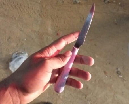 Faca utilizada pelo agressor para ameaçar a vítima (Foto: Divulgação) 