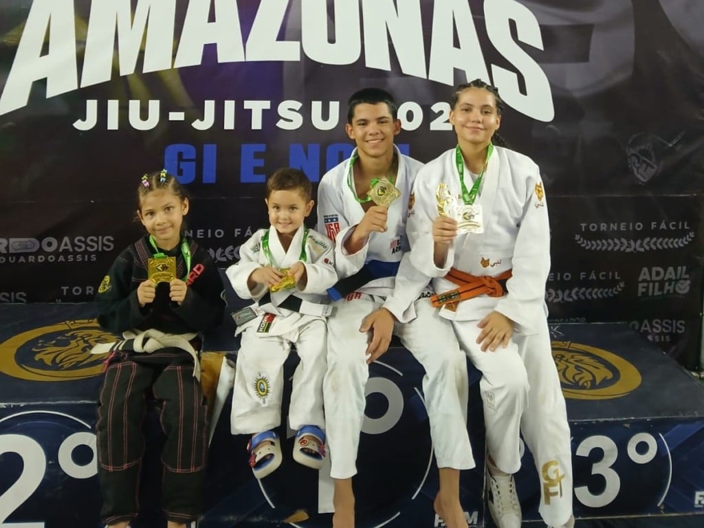Atletas roraimenses conquistam quatro medalhas de outo em competição de Jiu-jitsu em Manaus. (Foto: Arquivo pessoal) Atletas roraimenses conquistam quatro medalhas de outo em competição de Jiu-jitsu em Manaus. (Foto: Arquivo pessoal)