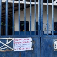 Uma placa sobre o corte de energia foi colocada na unidade (Foto: Divulgação) 