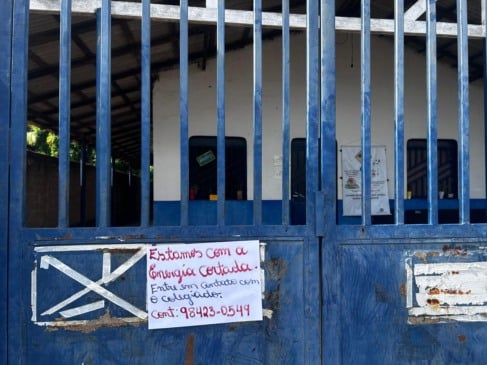 Uma placa sobre o corte de energia foi colocada na unidade (Foto: Divulgação) 