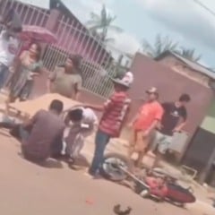 Vítimas sendo socorridas por populares antes da chegada dos Bombeiros (Foto: Reprodução) 