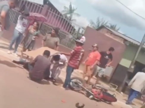 Vítimas sendo socorridas por populares antes da chegada dos Bombeiros (Foto: Reprodução) 