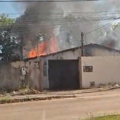 Residência sendo consumida pelas chamas (Foto: Reprodução) 