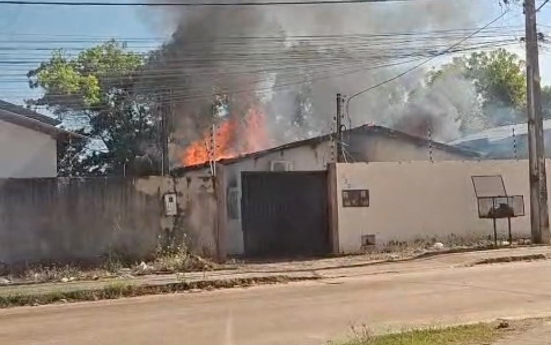 Residência sendo consumida pelas chamas (Foto: Reprodução) Residência sendo consumida pelas chamas (Foto: Reprodução)