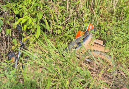 Moto da vítima encontrada próximo ao corpo (Foto: Divulgação) 