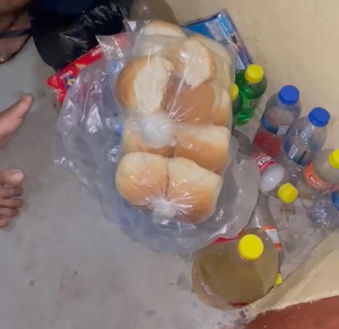 As necessidades fisiológicas estão sendo feitas em garrafas pets, conforme denunciado pelos presos (Foto: Divulgação) As necessidades fisiológicas estão sendo feitas em garrafas pets, conforme denunciado pelos presos (Foto: Divulgação)