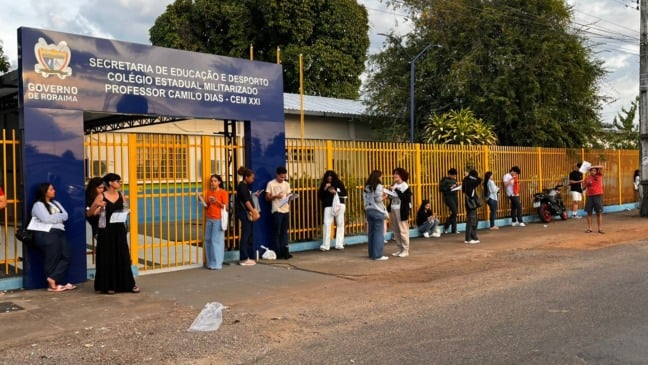 Candidatos com as provas do Enem em frente ao Colégio Estadual Militarizado Camilo Dias (Foto: Dina Vieira/FolhaBV) 