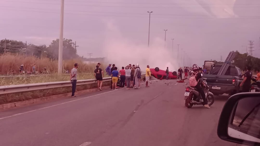 O motorista recebeu os primeiros atendimentos no local e, em seguida, foi levado ao HGR. (Foto: Divulgação).