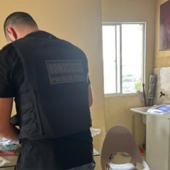 Os agentes policias na residência que o invetigado se escondia. (Foto: Divulgação/PCRR).