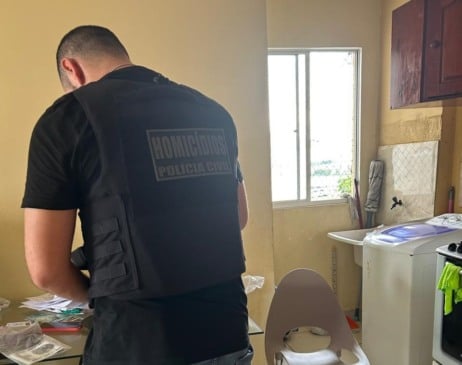 Os agentes policias na residência que o invetigado se escondia. (Foto: Divulgação/PCRR).