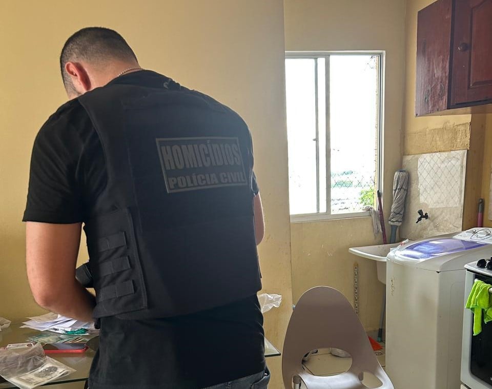 Os agentes policias na residência que o invetigado se escondia. (Foto: Divulgação/PCRR).